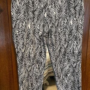 Coldwater Creek Black & White Leaf Patterned Capris